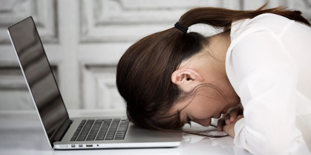 Conoce las causas, síntomas y cómo prevenir el síndrome de desgaste profesional.