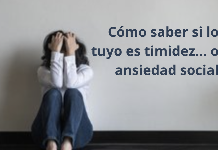 Persona reflexionando en un espacio tranquilo, representando momentos de introspección o ansiedad social.