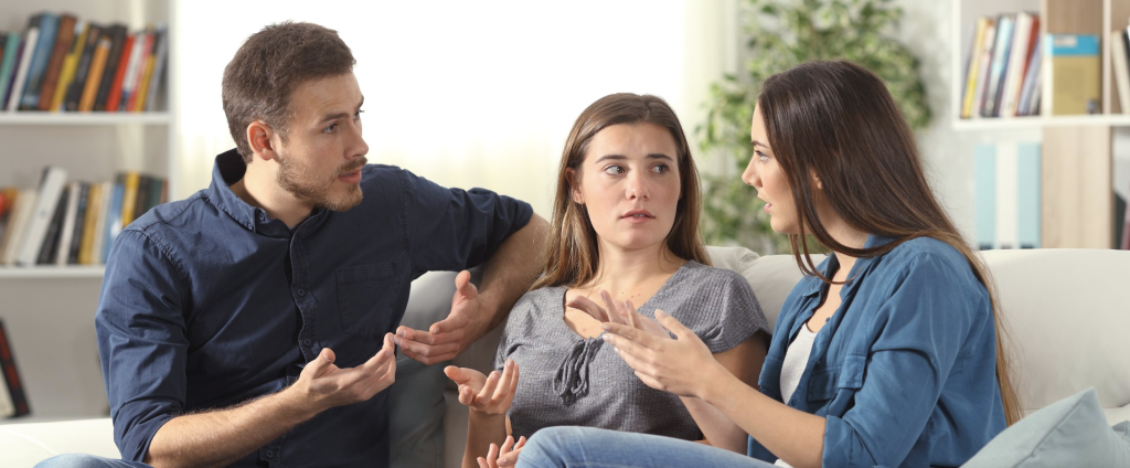 Búsqueda de apoyo profesional para abordar dinámicas familiares problemáticas.