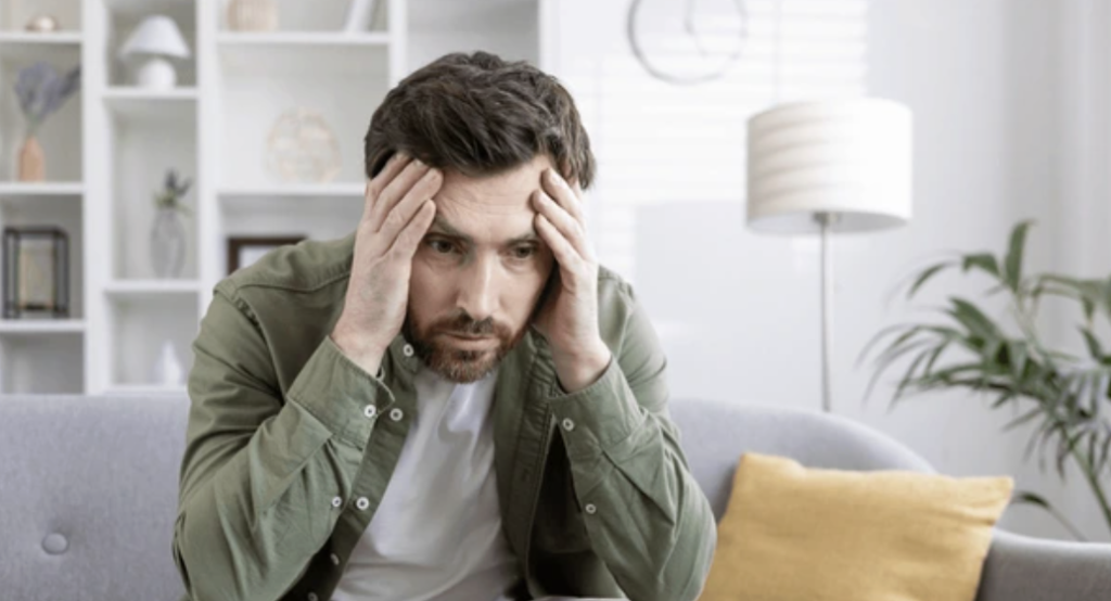 hombre con ansiedad buscando ayuda
