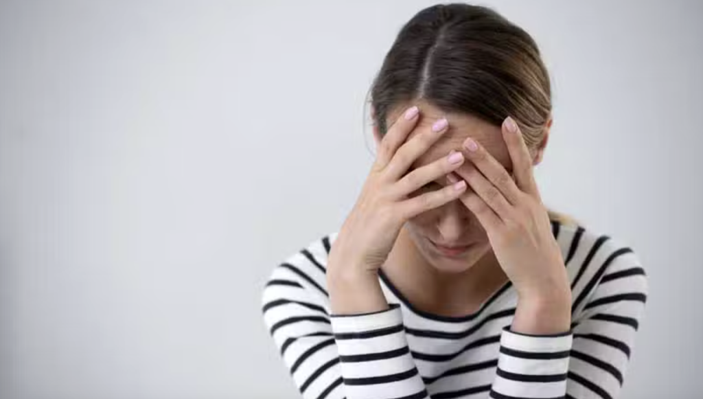 Persona sentada en un espacio tranquilo durante una sesión terapéutica, representando el acompañamiento profesional para el tratamiento de la ansiedad